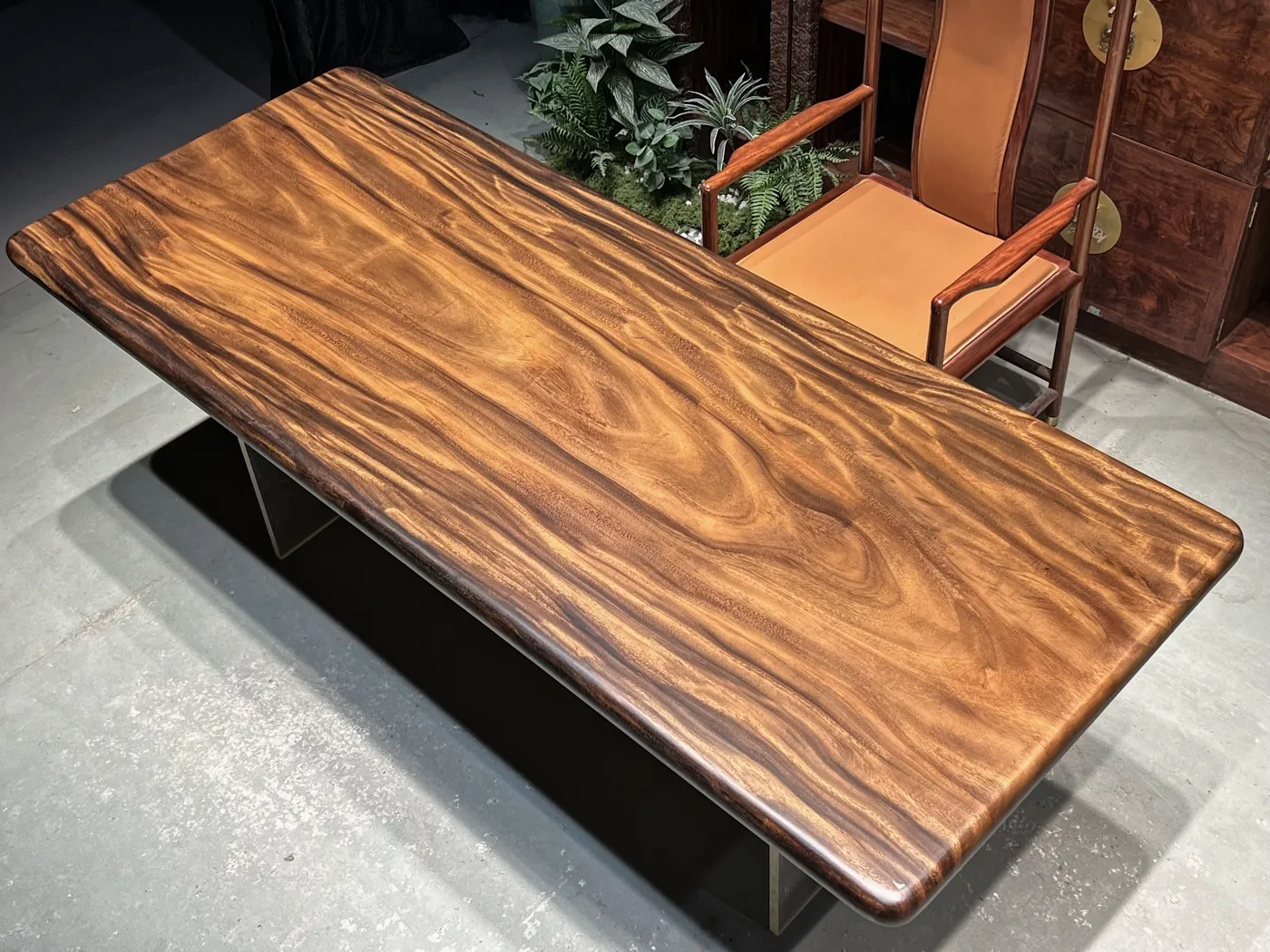 Factory-direct solid wood slabs (single-piece natural timber)—available in South American Walnut or North American Black Walnut—suitable for coffee tables, tea rooms, offices, or desks.