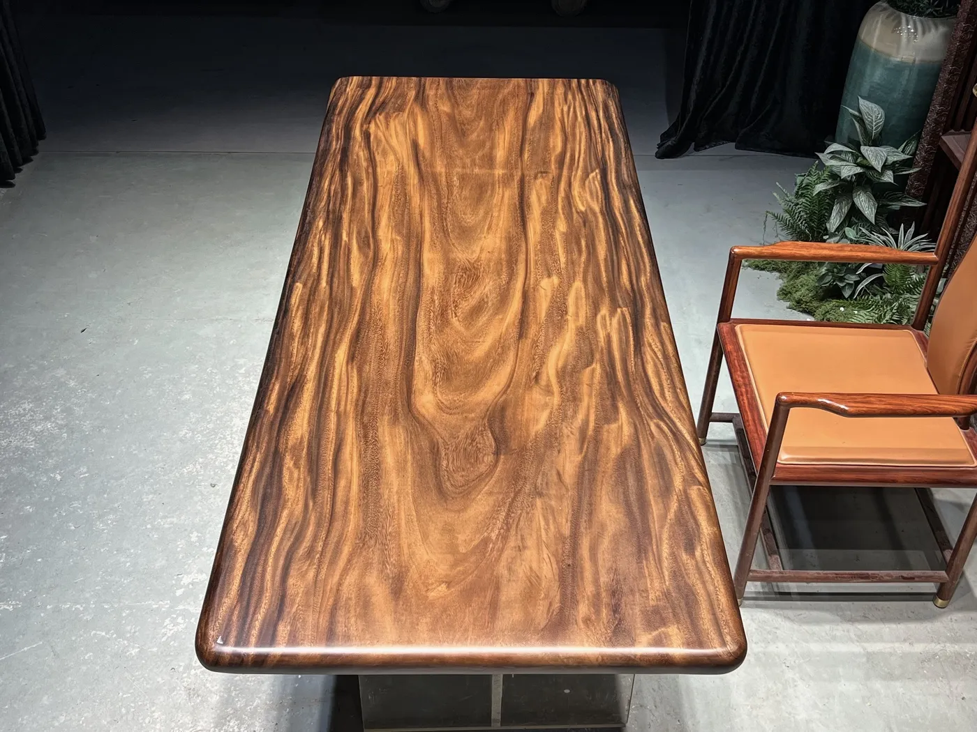 Factory-direct solid wood slabs (single-piece natural timber)—available in South American Walnut or North American Black Walnut—suitable for coffee tables, tea rooms, offices, or desks.