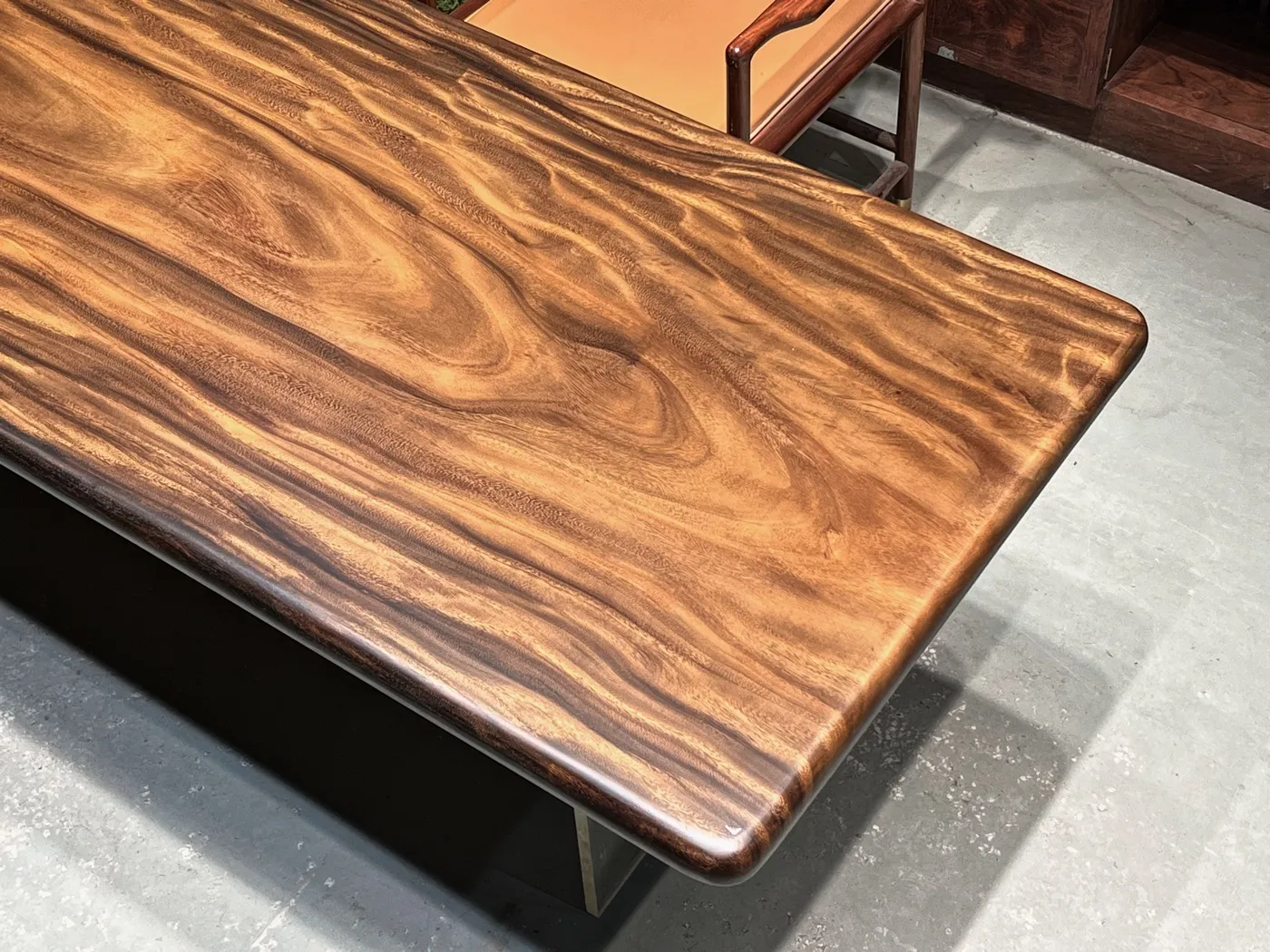 Factory-direct solid wood slabs (single-piece natural timber)—available in South American Walnut or North American Black Walnut—suitable for coffee tables, tea rooms, offices, or desks.