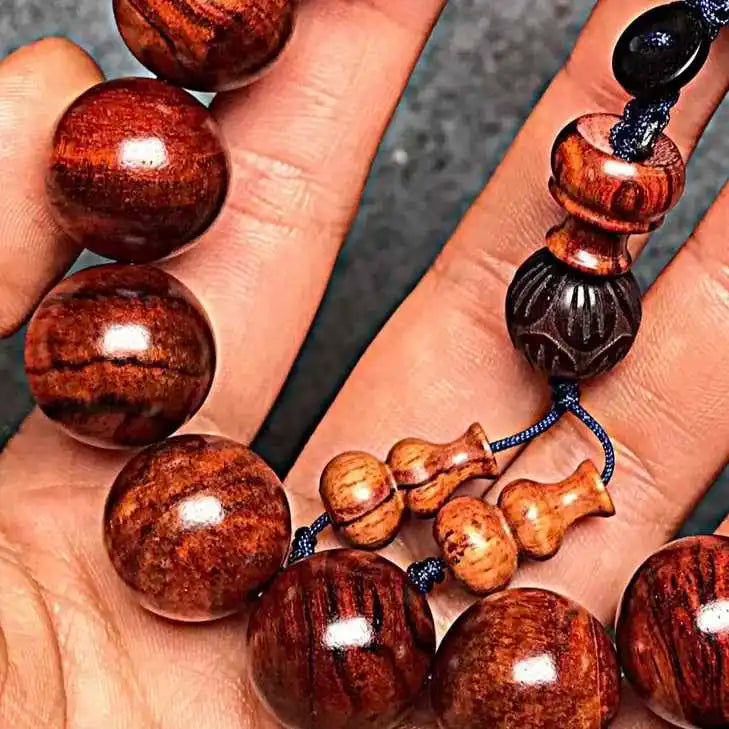 This Hainan sandalwood bracelet consists of 15 beads, each 1.5 cm in diameter. Each bead has been carefully selected to ensure high density, high oil content, and complete naturalness. It is an excellent choice as a gift, decoration, or collectible.