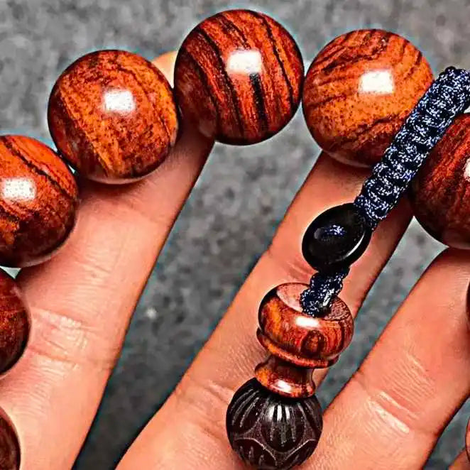This Hainan sandalwood bracelet consists of 15 beads, each 1.5 cm in diameter. Each bead has been carefully selected to ensure high density, high oil content, and complete naturalness. It is an excellent choice as a gift, decoration, or collectible.