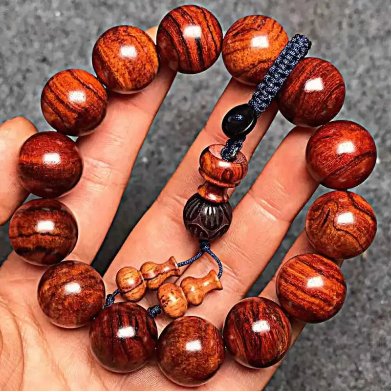 This Hainan sandalwood bracelet consists of 15 beads, each 1.5 cm in diameter. Each bead has been carefully selected to ensure high density, high oil content, and complete naturalness. It is an excellent choice as a gift, decoration, or collectible.