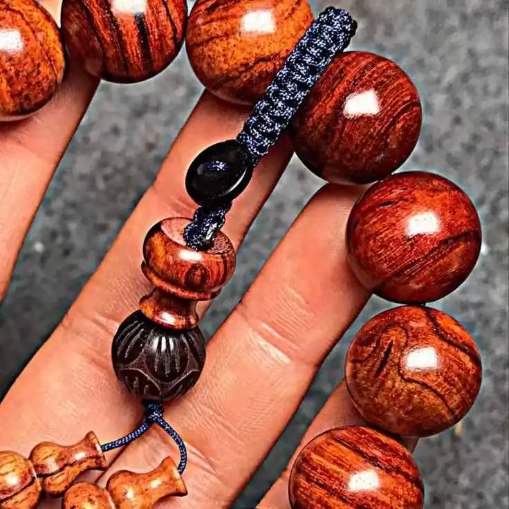 This Hainan sandalwood bracelet consists of 15 beads, each 1.5 cm in diameter. Each bead has been carefully selected to ensure high density, high oil content, and complete naturalness. It is an excellent choice as a gift, decoration, or collectible.