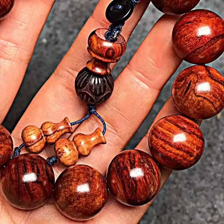 This Hainan sandalwood bracelet consists of 15 beads, each 1.5 cm in diameter. Each bead has been carefully selected to ensure high density, high oil content, and complete naturalness. It is an excellent choice as a gift, decoration, or collectible.